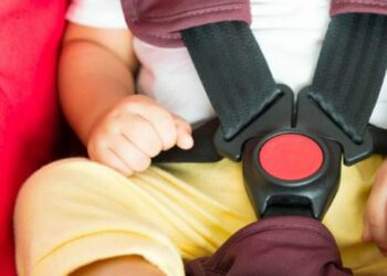 Neonata abbandonata in auto: risultata positiva alla cocaina, è stata tolta ai genitori