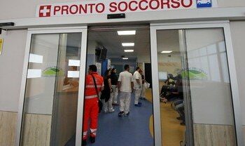 Napoli, 27enne accoltellato da extracomunitari
