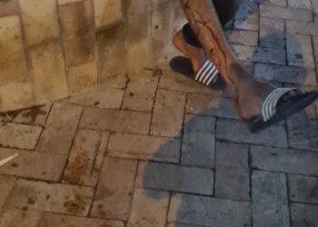 Volla, uomo compie atti di autolesionismo in piazza: polemiche sul soccorso