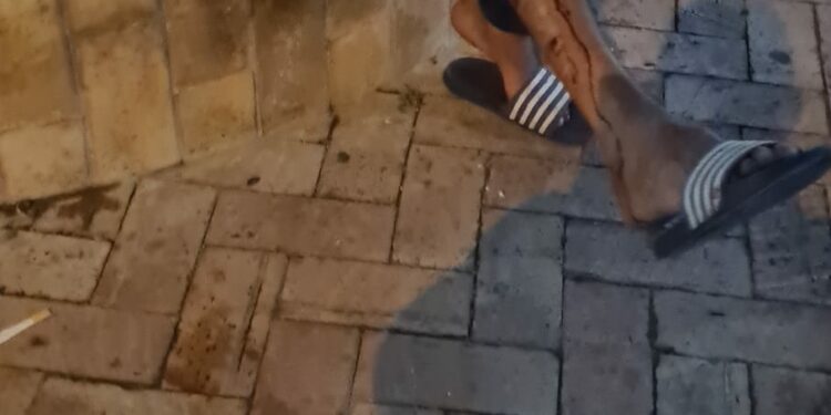 Volla, uomo compie atti di autolesionismo in piazza: polemiche sul soccorso