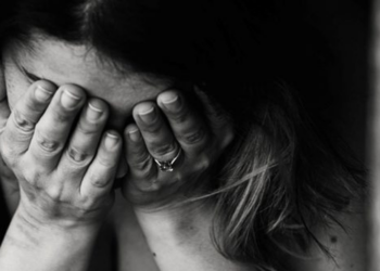 Madre insegna violenza figlia