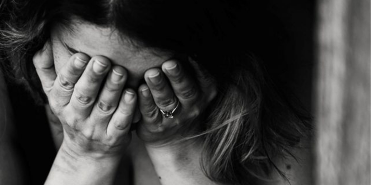 Madre insegna violenza figlia