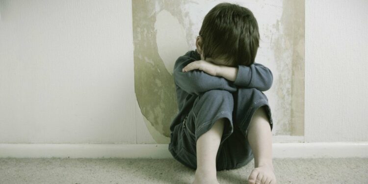 Abusava sessualmente del figlio disabile: arrestata la madre