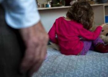 Violenta una bimba di 6 anni: arrestato il vicino 69enne