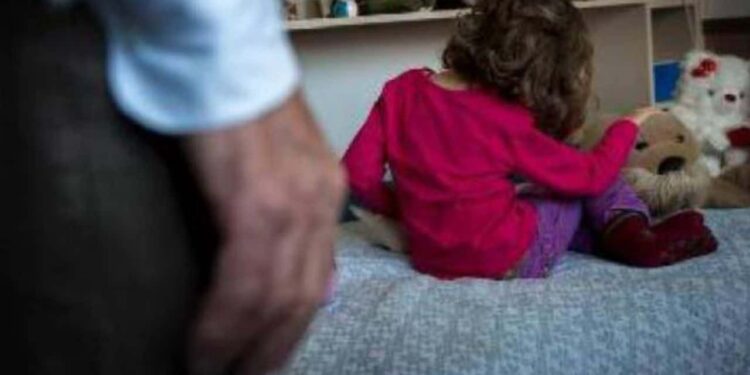Violenta una bimba di 6 anni: arrestato il vicino 69enne
