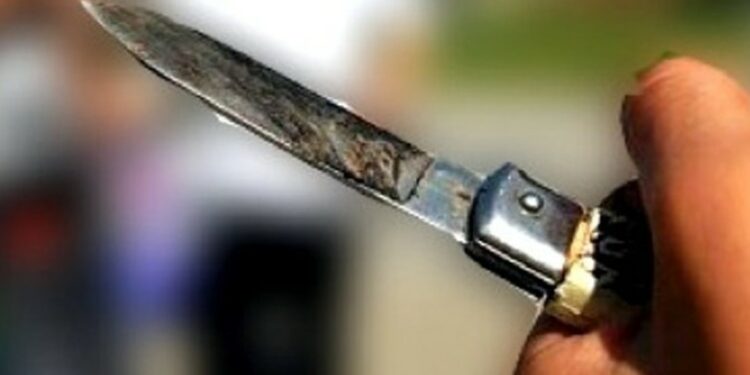 Napoli, 15enne accoltellato e picchiato da 4 uomini