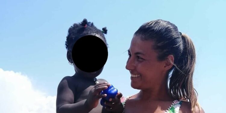 La madre fa l’ambulante, la piccola Sonia è “adottata” durante la giornata da Teresa