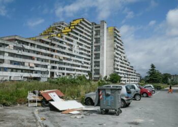 Scampia, costringono i legittimi proprietari a lasciare la loro casa: due arresti