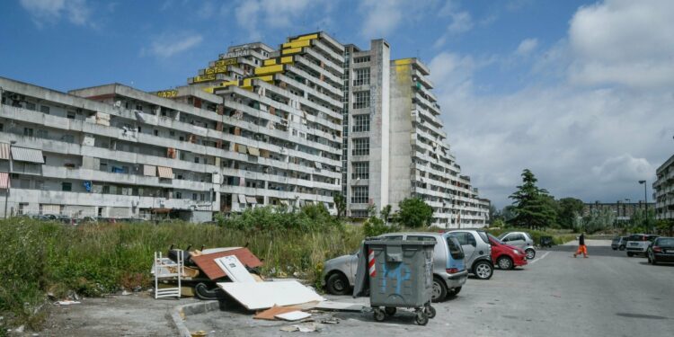 Scampia, costringono i legittimi proprietari a lasciare la loro casa: due arresti