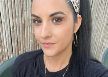 Madre single con figlio disabile costretta a dormire su un divano: la donna chiede aiuto