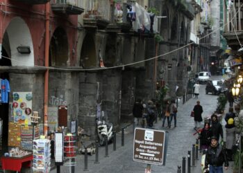 Napoli, scoperti mentre seguivano una donna: due 17enni trovati in possesso di coltelli
