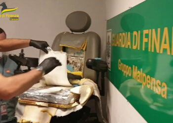 Si finge disabile per evitare i controlli in aeroporto: scoperti 13 kg di droga nella carrozzina