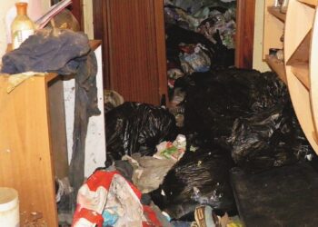 Uomo paralizzato e sommerso dalla spazzatura in casa: la richiesta di aiuto