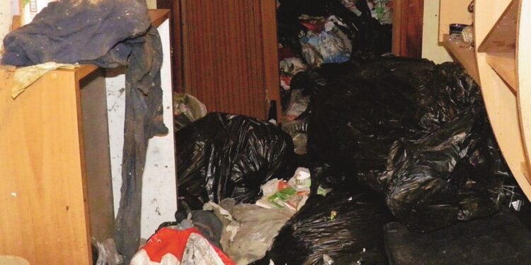 Uomo paralizzato e sommerso dalla spazzatura in casa: la richiesta di aiuto