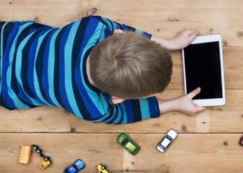 Tablet esplode nelle mani di un bimbo di 5 anni: ferito al volto e alle mani