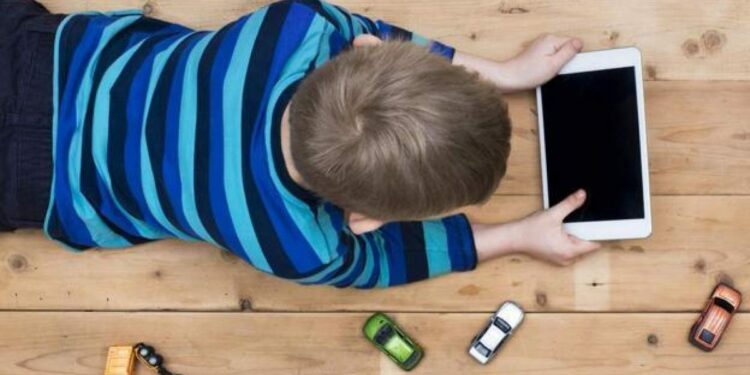 Tablet esplode nelle mani di un bimbo di 5 anni: ferito al volto e alle mani