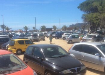 Mette il figlio nell’auto sbagliata, proprietaria del mezzo parte con il bimbo a bordo: paura per una mamma