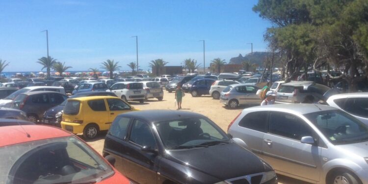 Mette il figlio nell’auto sbagliata, proprietaria del mezzo parte con il bimbo a bordo: paura per una mamma