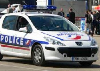 Lancia le figlie dalla finestra: arrestato il papà delle piccole