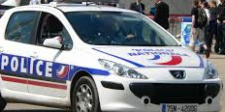 Lancia le figlie dalla finestra: arrestato il papà delle piccole