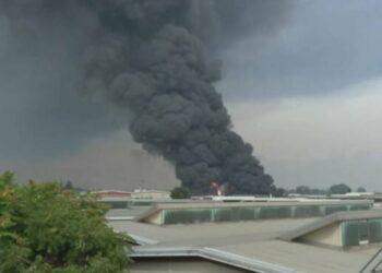 Maxi incendio in un impianto di smaltimento di rifiuti pericolosi: sei feriti, uno grave