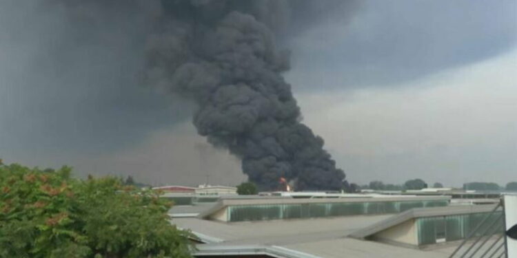 Maxi incendio in un impianto di smaltimento di rifiuti pericolosi: sei feriti, uno grave