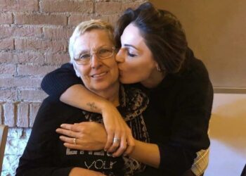 Anna Tatangelo rompe il silenzio dopo la morte della madre:”è un dolore troppo forte”