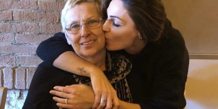 Anna Tatangelo rompe il silenzio dopo la morte della madre:”è un dolore troppo forte”
