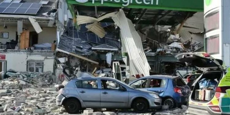 Esplosione in un distributore di benzina: 7 morti, alcuni bambini dispersi
