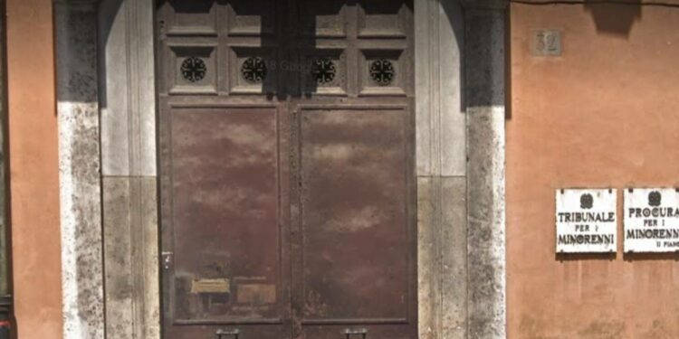 Aggredito un 17enne con sindrome di down: 6 adolescenti riprendono la scena con lo smartphone