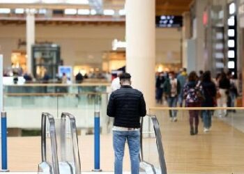 Terrore ad Assago: 46enne accoltella 5 persone in un centro commerciale