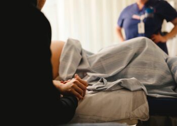 Donna muore durante il parto: salva la figlia nata prematura