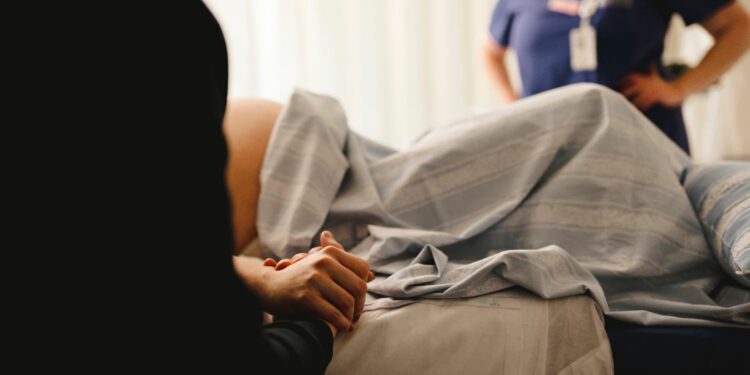 Donna muore durante il parto: salva la figlia nata prematura
