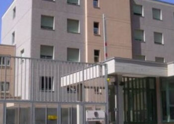 Detenuto si provoca dei tagli con una lametta: agenti rimasti feriti nella colluttazione