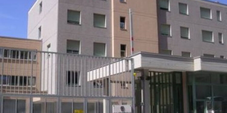 Detenuto si provoca dei tagli con una lametta: agenti rimasti feriti nella colluttazione