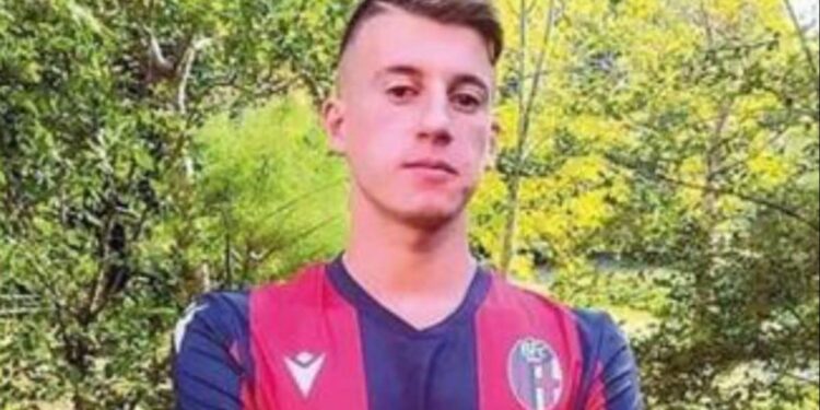 Ridotto in fin di vita per uno scambio di persona, la madre straziata:”ora è un corpo immobile, il suo silenzio mi uccide”