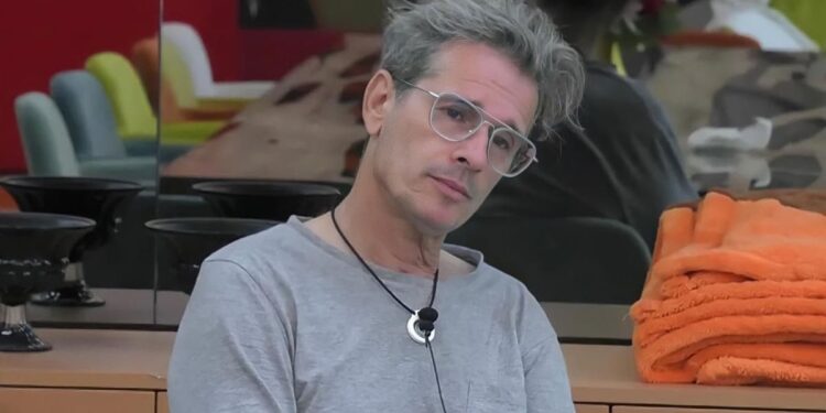 Gfvip, Marco Bellavia schernito ed isolato abbandona la casa: gli altri concorrenti accusati di bullismo dai social