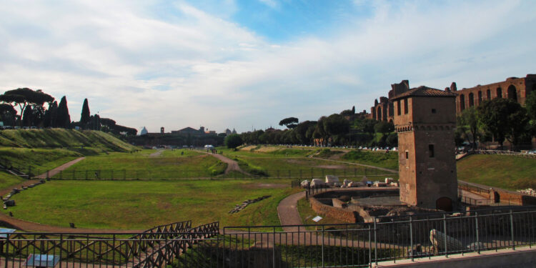 Tragedia a Roma: uomo si spara tra la folla
