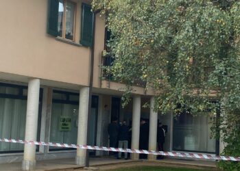 Uccide la figlia e poi si toglie la vita