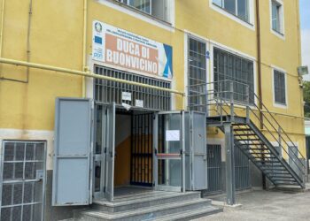 Napoli, 17enne accoltellato a scuola: preso l’aggressore, ha confessato