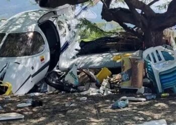 Aereo sbaglia il decollo, finisce fuori pista e travolge dei banchetti: un morto