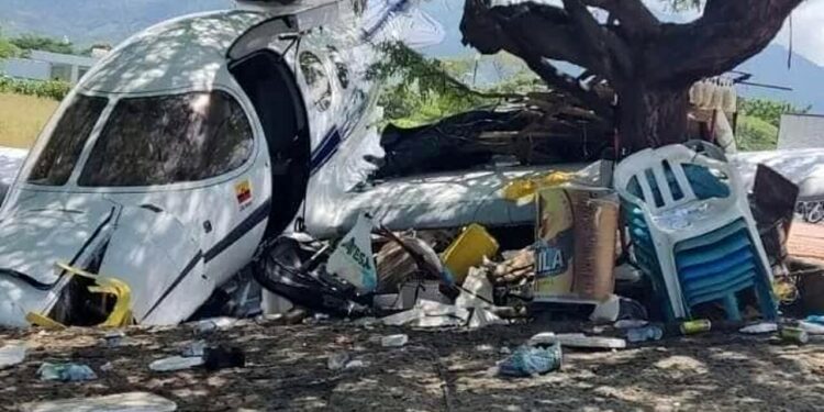 Aereo sbaglia il decollo, finisce fuori pista e travolge dei banchetti: un morto