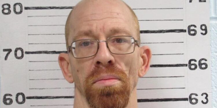 Seppellisce la figlia per punirla: arrestato un 50enne