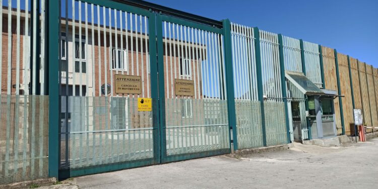 Carcere di Avellino: detenuti prendono in ostaggio due agenti della penitenziaria