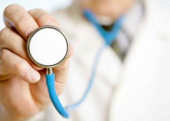 Cardiologo ed ex sindaco di Pompei molestava le pazienti: potrà visitare solo gli uomini