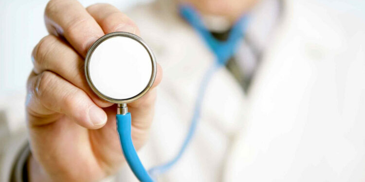 Cardiologo ed ex sindaco di Pompei molestava le pazienti: potrà visitare solo gli uomini