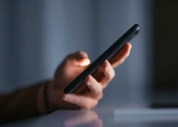 Messaggiano su un sito d’incontri: all’appuntamento scoprono di essere madre e figlio