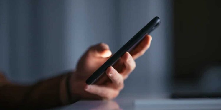 Messaggiano su un sito d’incontri: all’appuntamento scoprono di essere madre e figlio