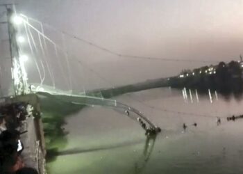 Crolla un ponte pedonale in India, almeno140 morti