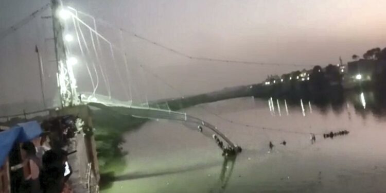 Crolla un ponte pedonale in India, almeno140 morti